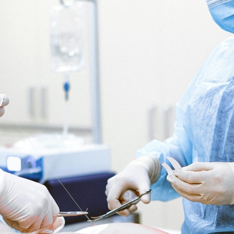 ambulante Operationen mit Narkose Chirurg in Sterilhandschuhen bei einer medizinischen Behandlung.