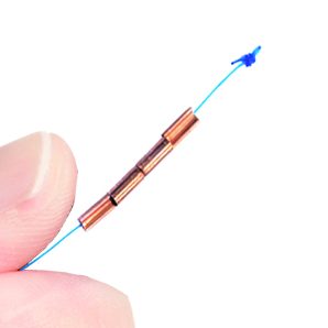 Kupferkette, GyneFix, Spirale Hand hält eine blaue Schnur mit einer kupferfarbenen Verbindung.